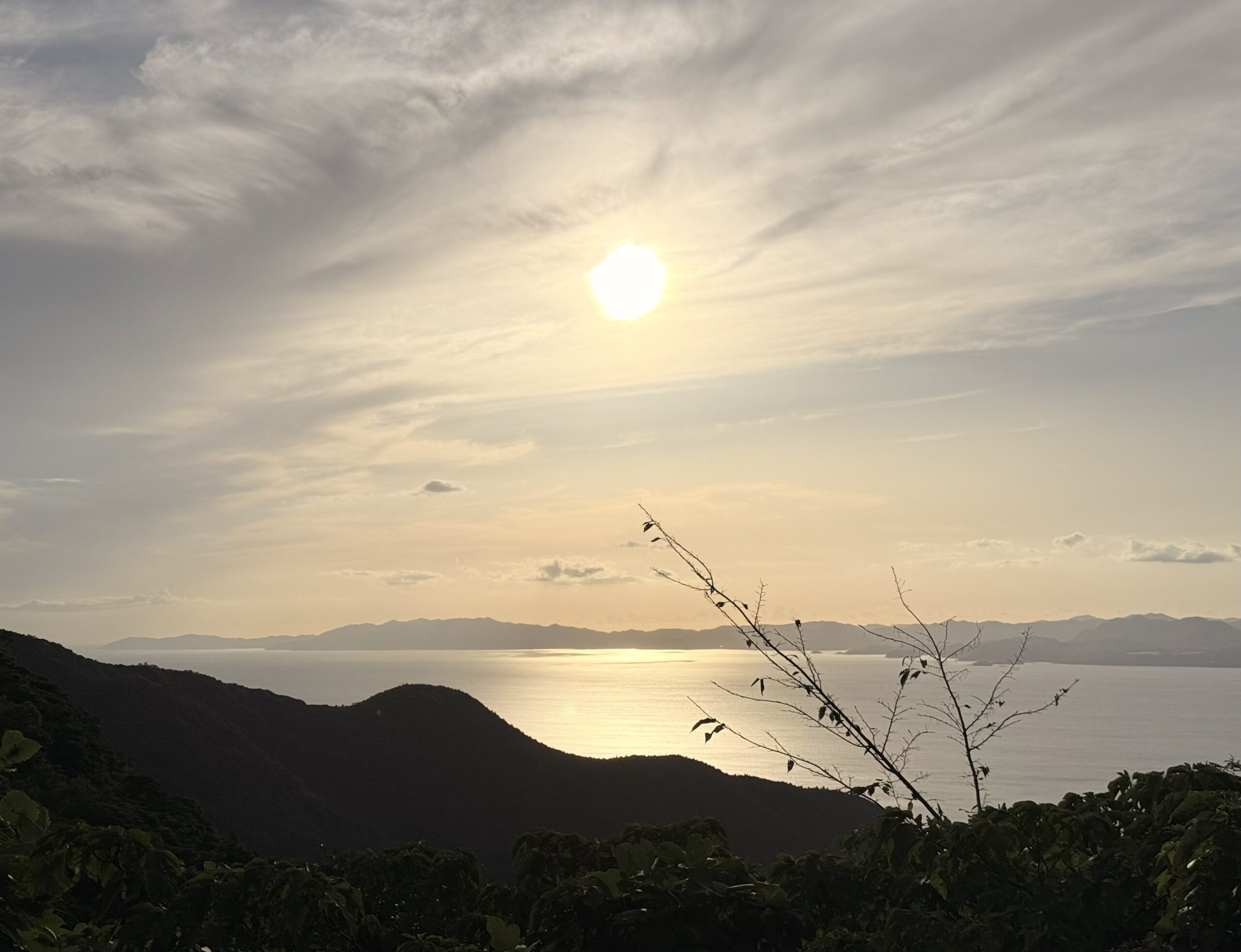 秋、雲仙山頂の湖の光景