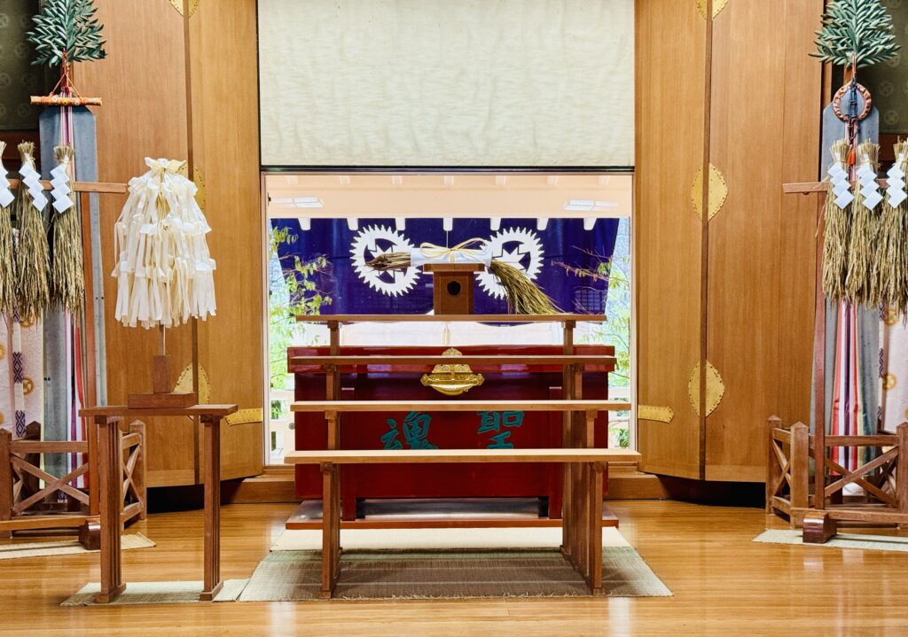 稲穂の粒と藁の結び目のクローズアップ。神宮遥拝式に祀る