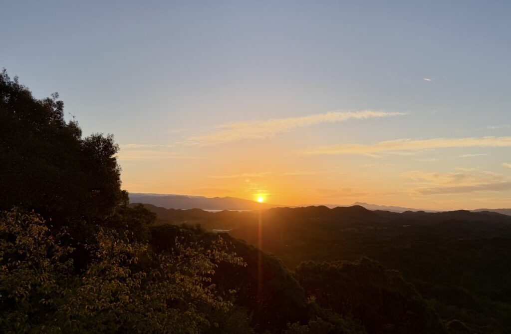 秋分を過ぎ、澄みわたる秋の陽。奥津城（岡）