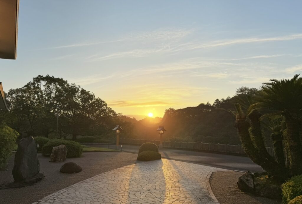 境内地、石庭の長い影が秋を象徴している