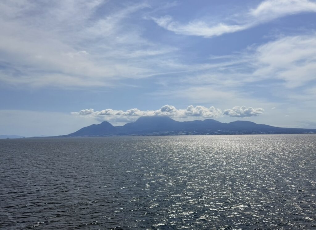 雲仙普賢岳を覆う龍神のような雲と熊本と長崎をつなぐ海
